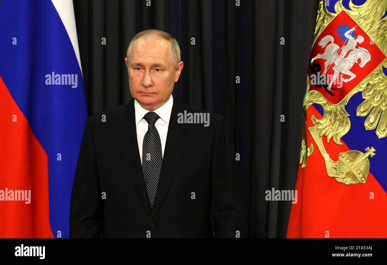 Sotschi, Russland. November 2023. Der russische Präsident Wladimir Putin hält am 28. November 2023 in Sotschi, Russland, eine Rede per Videokonferenz vor der Plenarsitzung des Russischen Weltrates. Quelle: Mikhail Klimentyev/Kreml Pool/Alamy Live News Stockfoto