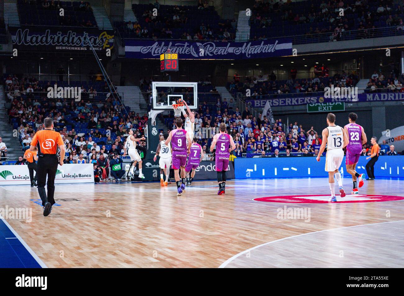 Madrid, Madrid, Spanien. November 2023. Mario Hezonja von Real Madrid sah beim ACB-Spiel der spanischen Liga zwischen Real Madrid und Morabanc Andorra im Wizink Center in Madrid, Spanien. (Kreditbild: © Alberto Gardin/ZUMA Press Wire) NUR REDAKTIONELLE VERWENDUNG! Nicht für kommerzielle ZWECKE! Stockfoto