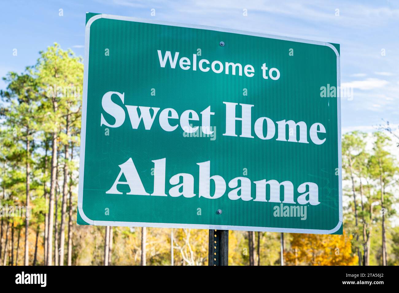 Willkommen im Sweet Home Alabama - Straßenschild in einer Pause in der Nähe der Staatsgrenze, Reisekonzept Stockfoto