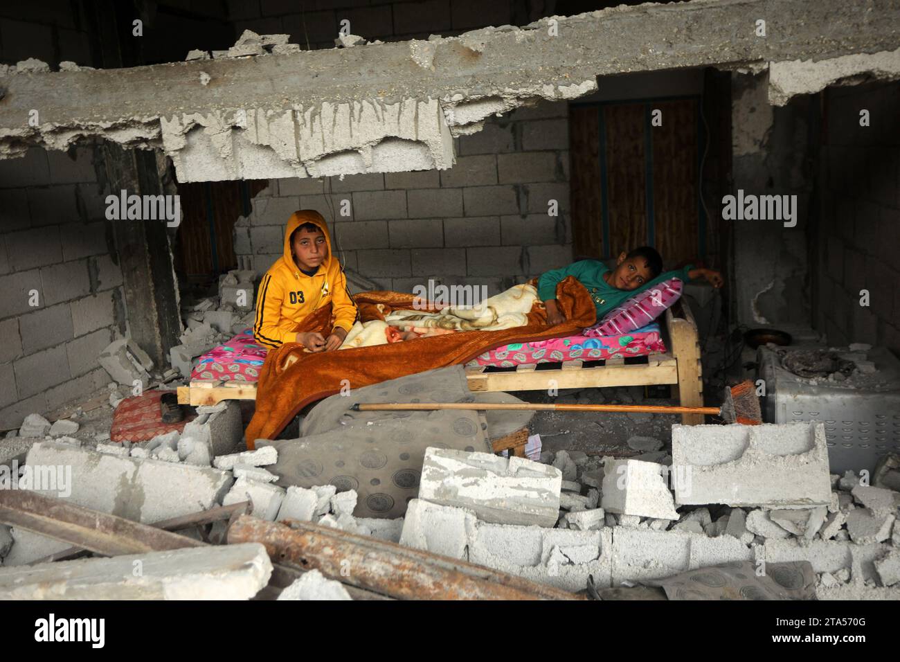 Rafah, Gaza. November 2023. Palästinensische Jungen sitzen in den ...