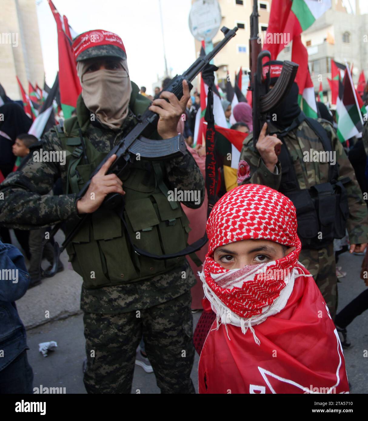 Rafah, Gaza. Februar 2023. Maskierte palästinensische Kämpfer der Demokratischen Front für die Befreiung Palästinas (DFLP) nehmen am Sonntag, den 26. Februar 2023, an einer Parade in Rafah im südlichen Gazastreifen Teil, um das Westjordanland und die Palästinenser in israelischen Gefängnissen zu unterstützen und gegen den palästinensisch-israelischen Aqaba-Gipfel zu kämpfen. Foto: Ismael Mohamad/UPI Credit: UPI/Alamy Live News Stockfoto