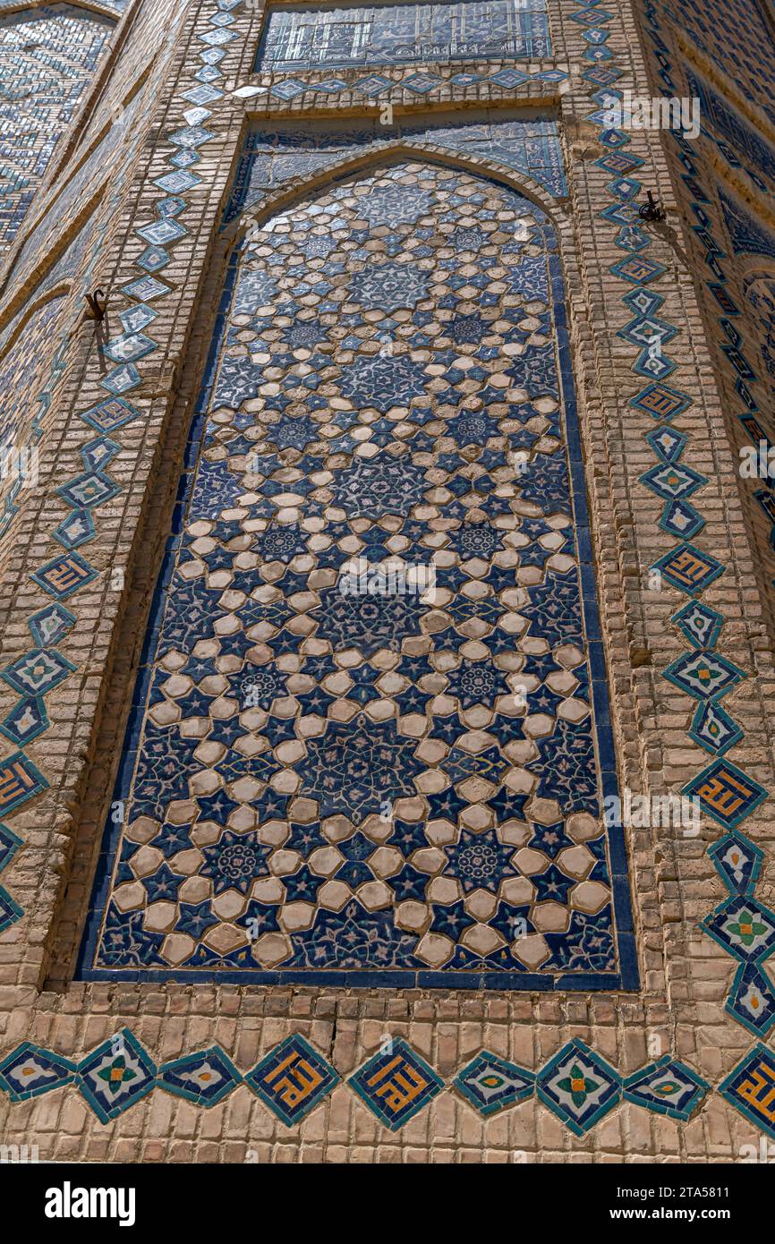 Architektonische Details der Bibi-Chanym-Moschee in Samarkand, Usbekistan. Hintergrundbild mit Mosaik Stockfoto