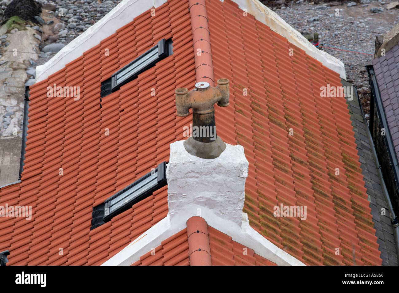 Rot gekacheltes Cottage Dach in Crovie. Aberdeenshire, Schottland Stockfoto