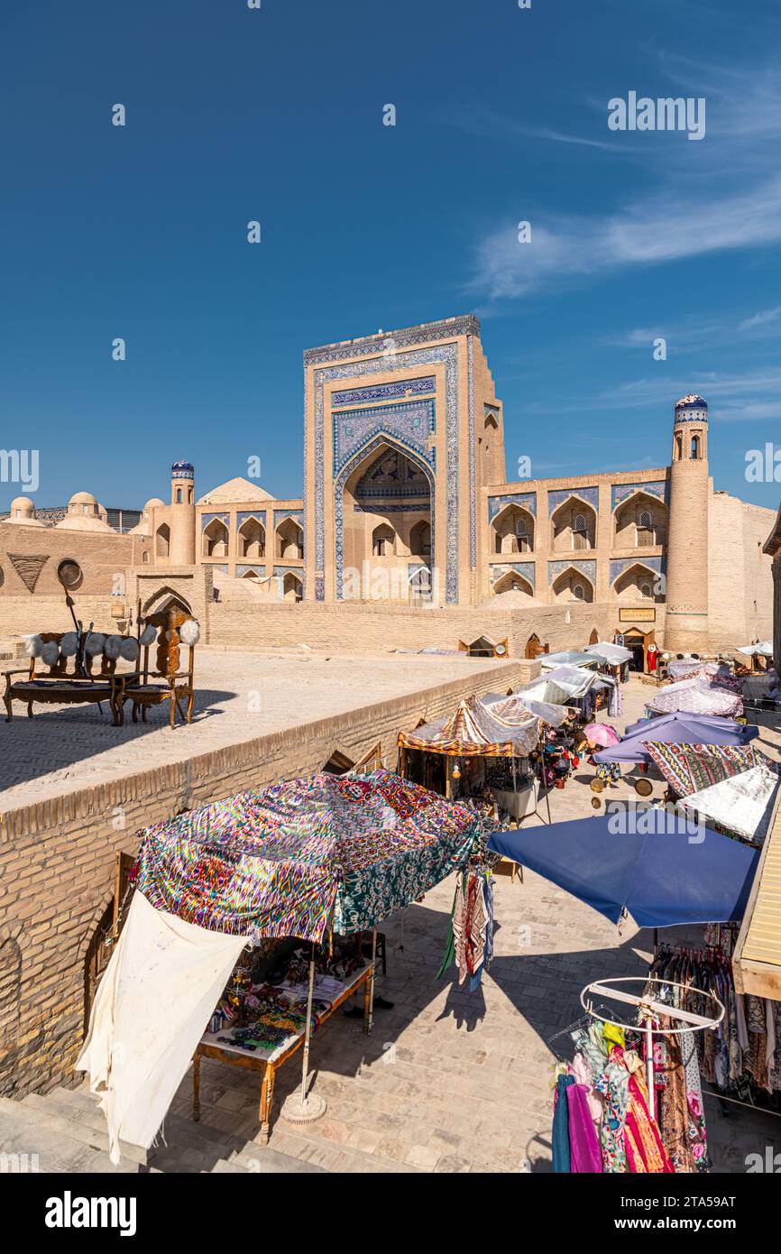 Die Kutlimurodinok Madrasah neben Islam Hoja Minaret in der Festung Ichon-Qala, der Altstadt von Chiwa (XIVa), Usbekistan. Stockfoto