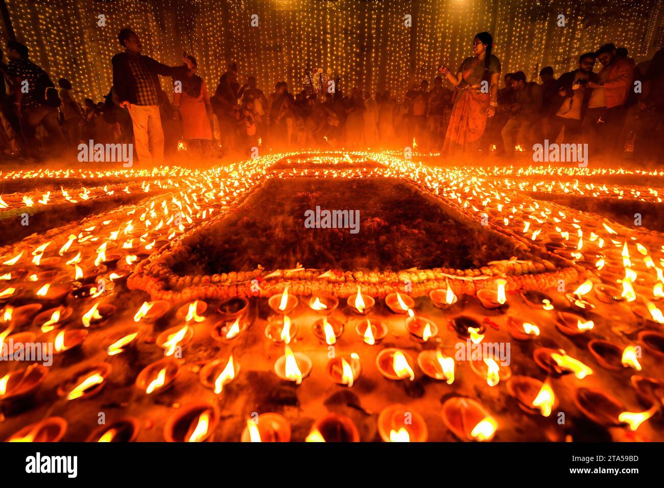 Varanasi, Indien. November 2023. Anhänger zünden Erdöllampen aus Anlass von Dev Deepavali an. Dev Deepavali, auch bekannt als Diwali der Götter, ist ein fest, das auf Karthik Purnima gefeiert wird, das 15 Tage nach Diwali fällt. Dev Deepavali ist das größte Lichtfestival Indiens, bei dem die Gläubigen das Ufer des Ganges mit Millionen von Lampen als Teil des Festivals schmücken. Quelle: SOPA Images Limited/Alamy Live News Stockfoto
