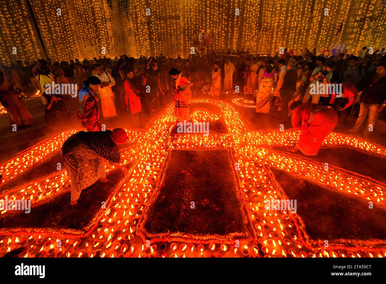 Varanasi, Indien. November 2023. Anhänger zünden Erdöllampen aus Anlass von Dev Deepavali an. Dev Deepavali, auch bekannt als Diwali der Götter, ist ein fest, das auf Karthik Purnima gefeiert wird, das 15 Tage nach Diwali fällt. Dev Deepavali ist das größte Lichtfestival Indiens, bei dem die Gläubigen das Ufer des Ganges mit Millionen von Lampen als Teil des Festivals schmücken. Quelle: SOPA Images Limited/Alamy Live News Stockfoto