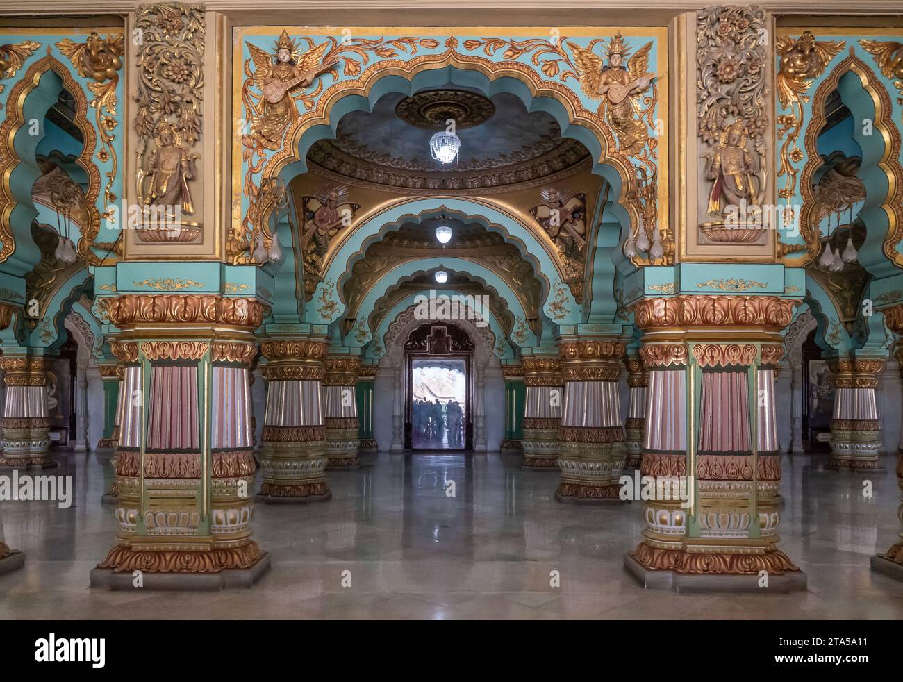 Wunderschön dekorierte Innendecke und Säulen der Durbar oder des Audienzsaals im königlichen Mysore Palace. Zeremonieller Versammlungssaal des Königs C. Stockfoto