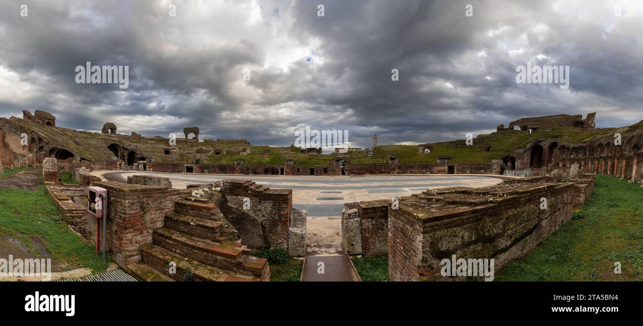 Santa Maria Capua Vetere, Italien - 25. November 2023: Panoramablick auf das antike Amphitheater von Capua Stockfoto