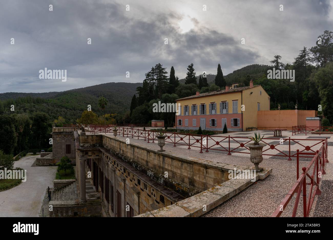 Portoferraio, Italien - 14. November 2023: Blick auf die Villa San Martino, Residenz des Napoleons Exil auf Elba Stockfoto