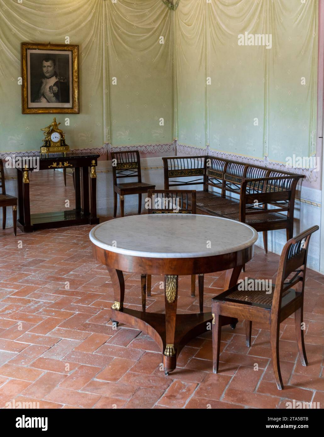 Portoferraio, Italien - 14. November 2023: Blick auf Napoleons Arbeitszimmer in der Villa San Martino Sommerresidenz seines Exils auf Elba Stockfoto