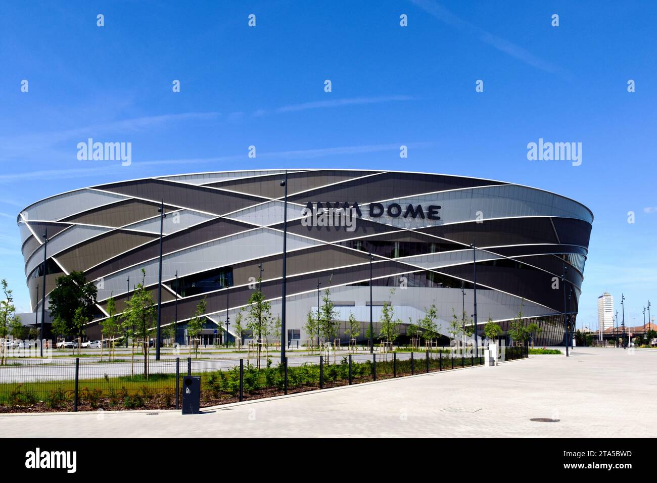 Die MVM-Sportarena und das Stadion außen in Budapest, Ungarn. Neue Leichtathletikanlage. Moderne Architektur. Glas- und Aluminiumverkleidung Stockfoto
