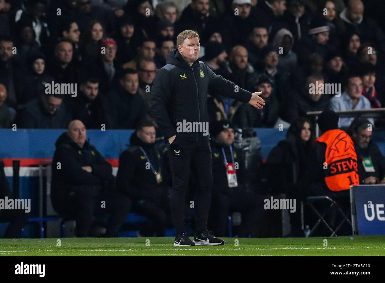 Paris, Frankreich 28. November 2023, Paris, Frankreich, am 28. November 2023 spielte Eddie Howe beim Gruppenspiel der Gruppe F zwischen Paris Saint-Germain und Newcastle United am 28. November 2023 im Parc des Princes-Stadion in Paris Stockfoto