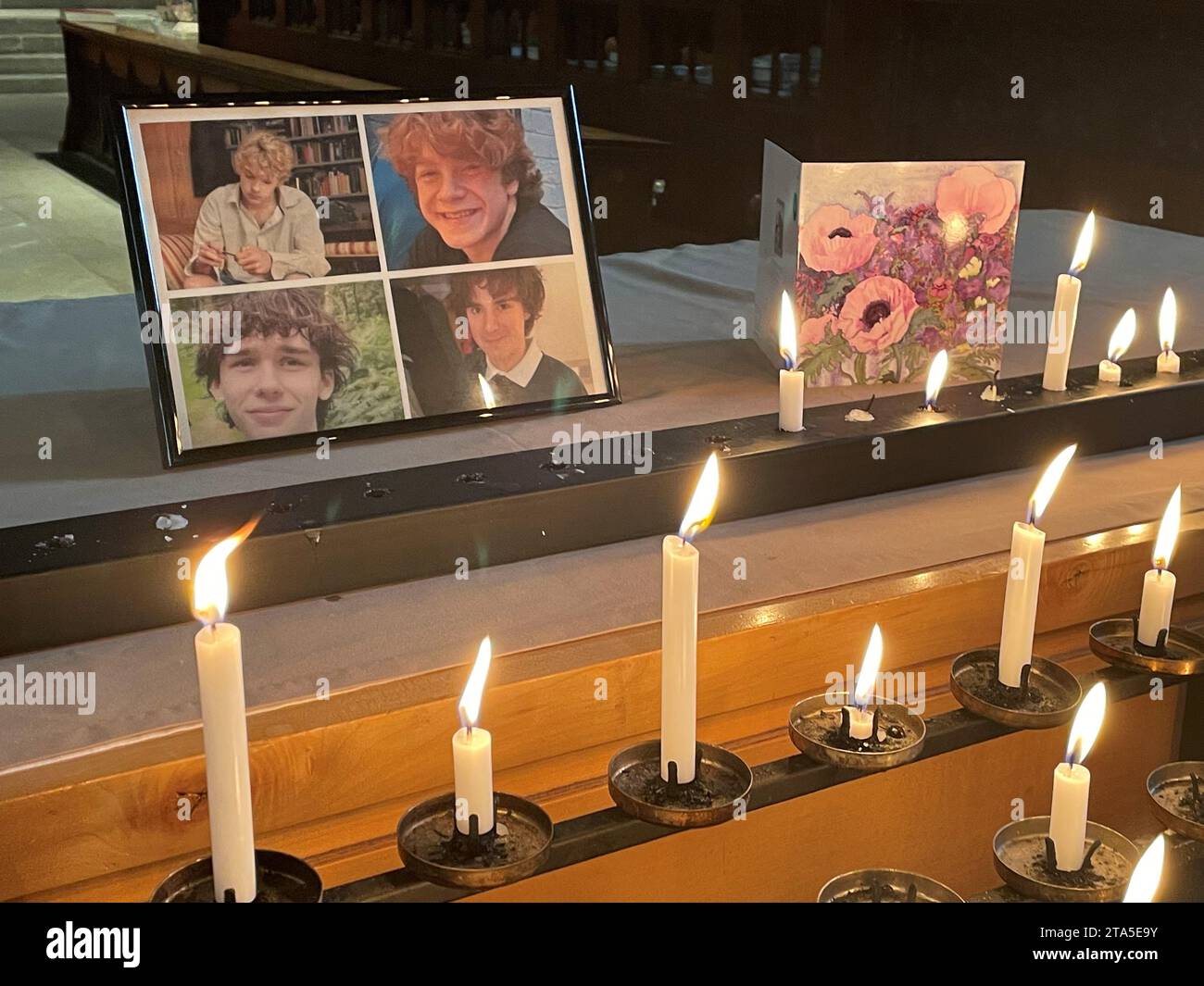 Aktenfoto vom 11/2023 eines Fotos der vier Teenager Jevon Hirst, Harvey Owen, Wilf Fitchett und Hugo Morris, er starb bei einem Autounfall in Snowdonia, Nordwales, durch Kerzen und eine Sympathiekarte in der Shrewsbury Abbey. Die Untersuchung der Todesfälle der vier Teenager wird am Mittwoch eröffnet. Erscheinungsdatum: Mittwoch, 29. November 2023. Stockfoto