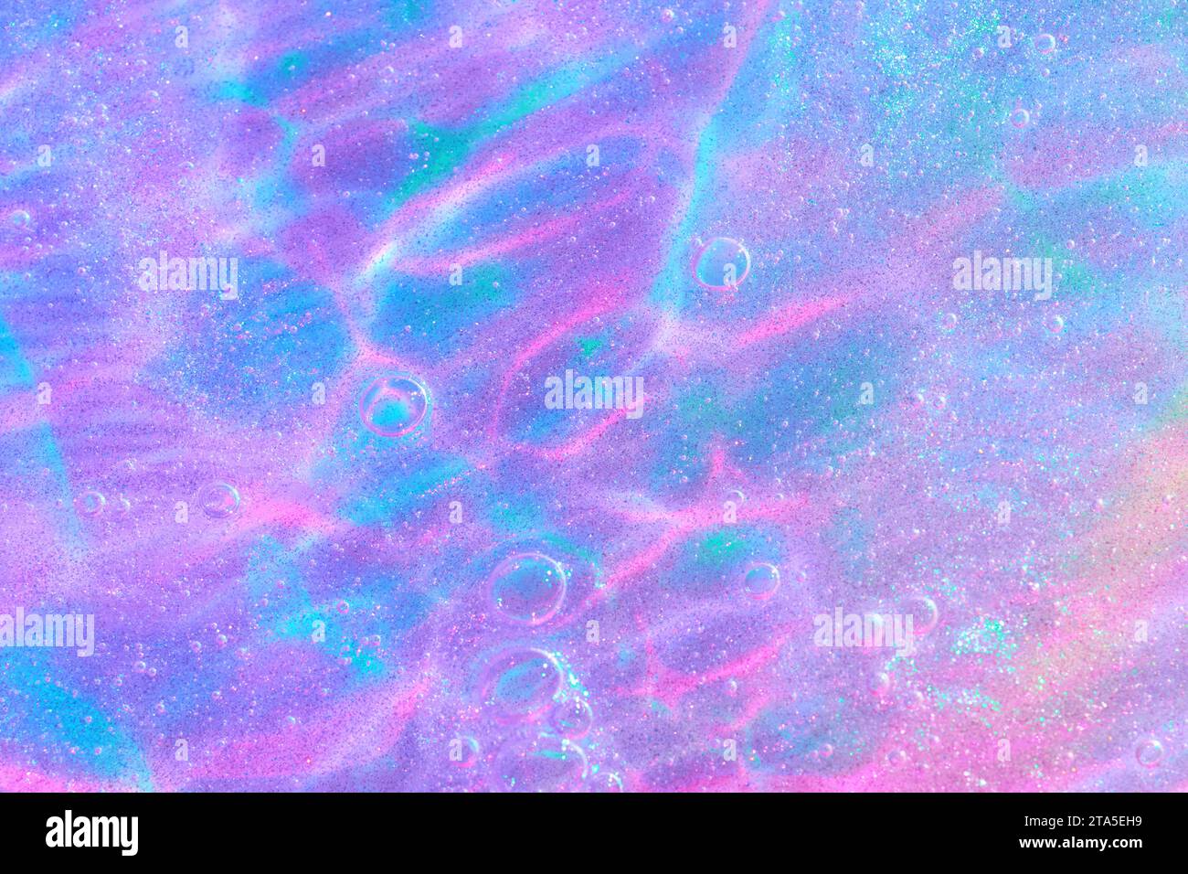 Lila, rosa, blau transparenter Raum Alien Glitter Schleim Gel Hintergrund Textur Stockfoto