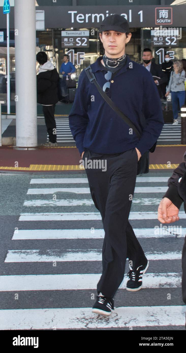 Ethan Torchio von Maneskin trifft am 29. November 2023 am Flughafen Narita in der Präfektur Chiba in Japan ein. Quelle: AFLO/Alamy Live News Stockfoto