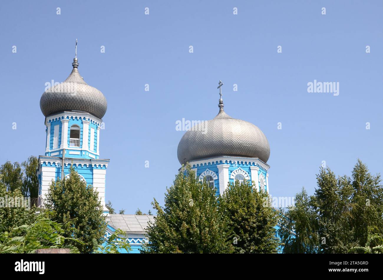 PAVLOHRAD, UKRAINE - 13. AUGUST 2019 Silberne Kuppeln der Kirche der Himmelfahrt der Heiligen Jungfrau Maria bei Tag und blauem Himmel Stockfoto