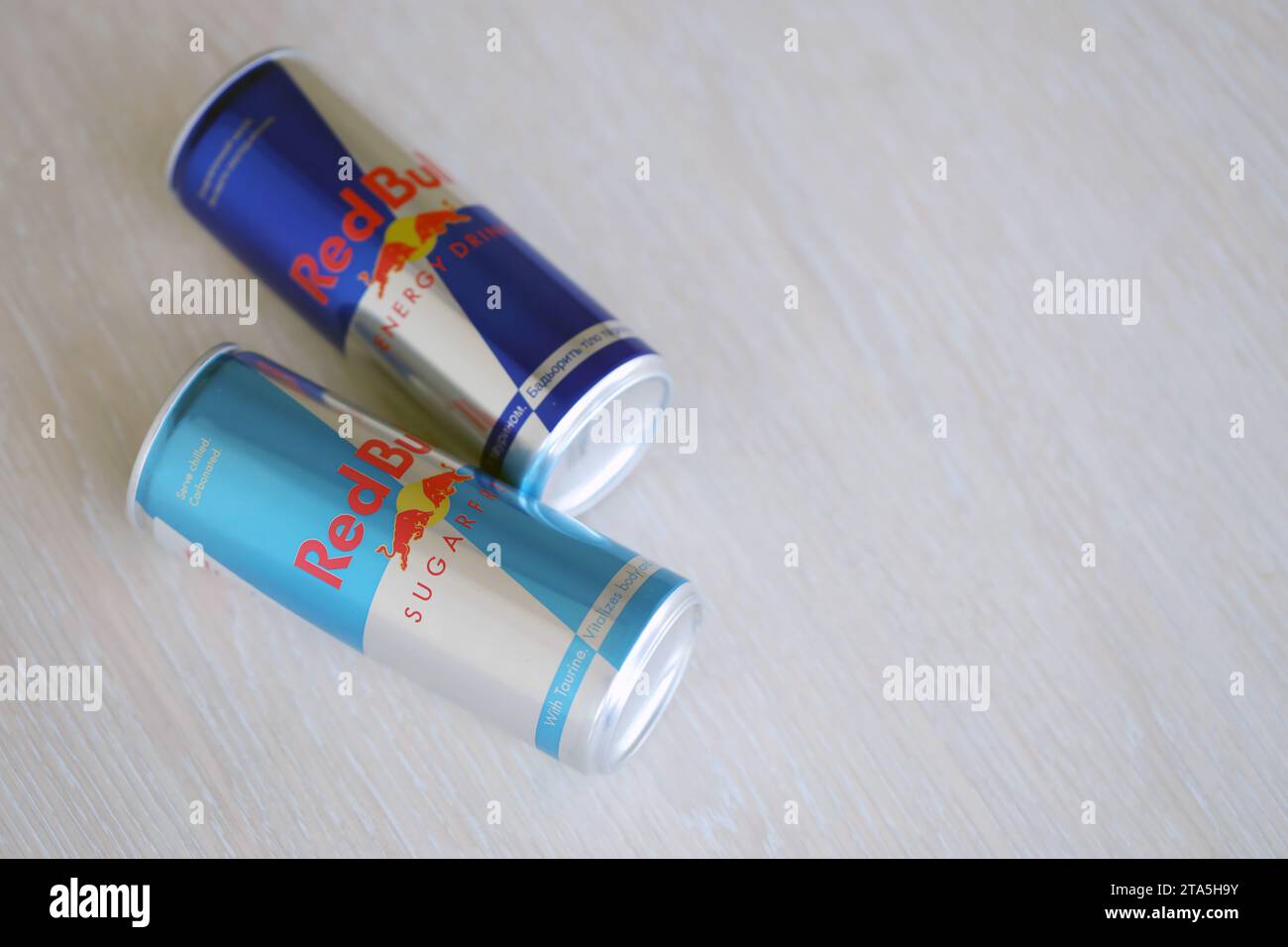 TERNOPIL, UKRAINE - 7. JULI 2023 Red Bull ENERGY Drink Aluminiumdose mit originellem Design Nahaufnahme Stockfoto