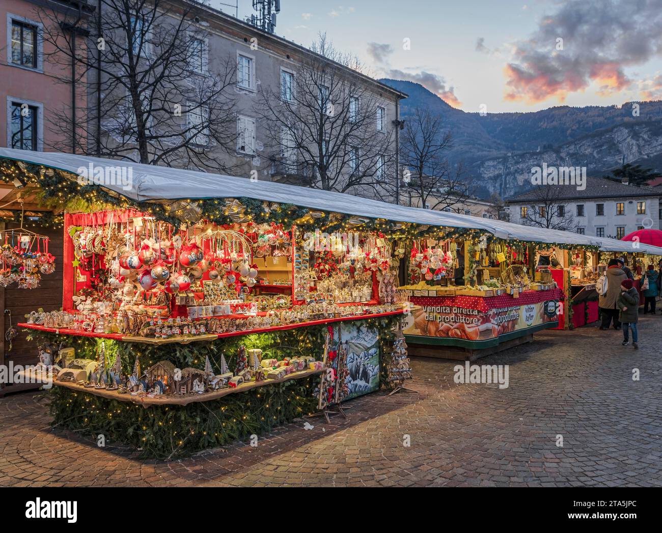 Weihnachtsmärkte In Trient. Kaufen in den Geschäften des traditionellen weihnachtsmarktes - Trient (Trentino Südtirol), Norditalien, Europa, Stockfoto