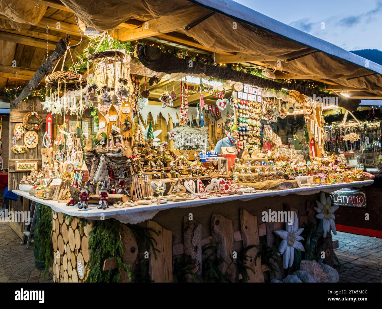 Weihnachtsmärkte In Trient. Kaufen in den Geschäften des traditionellen weihnachtsmarktes - Trient (Trentino Südtirol), Norditalien, Europa, Stockfoto