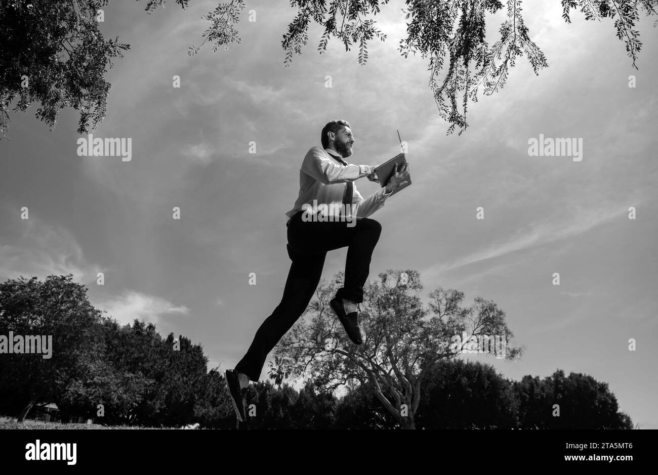 Konzept des schnellen Geschäfts mit laufenden Geschäftsmann. Stockfoto