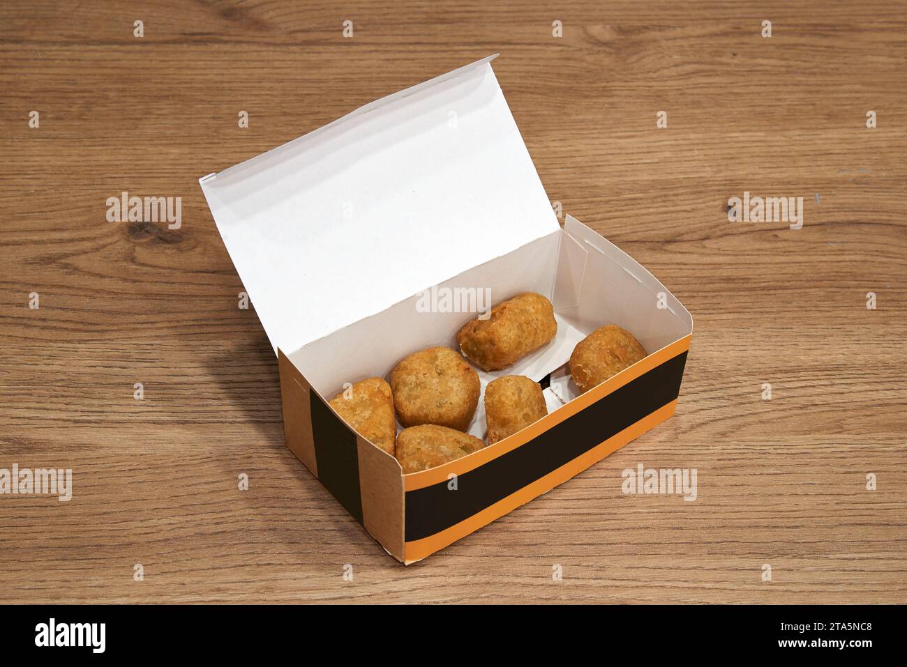 Lieferung Bastelbox mit frittierter Vorspeise auf Holztisch Stockfoto