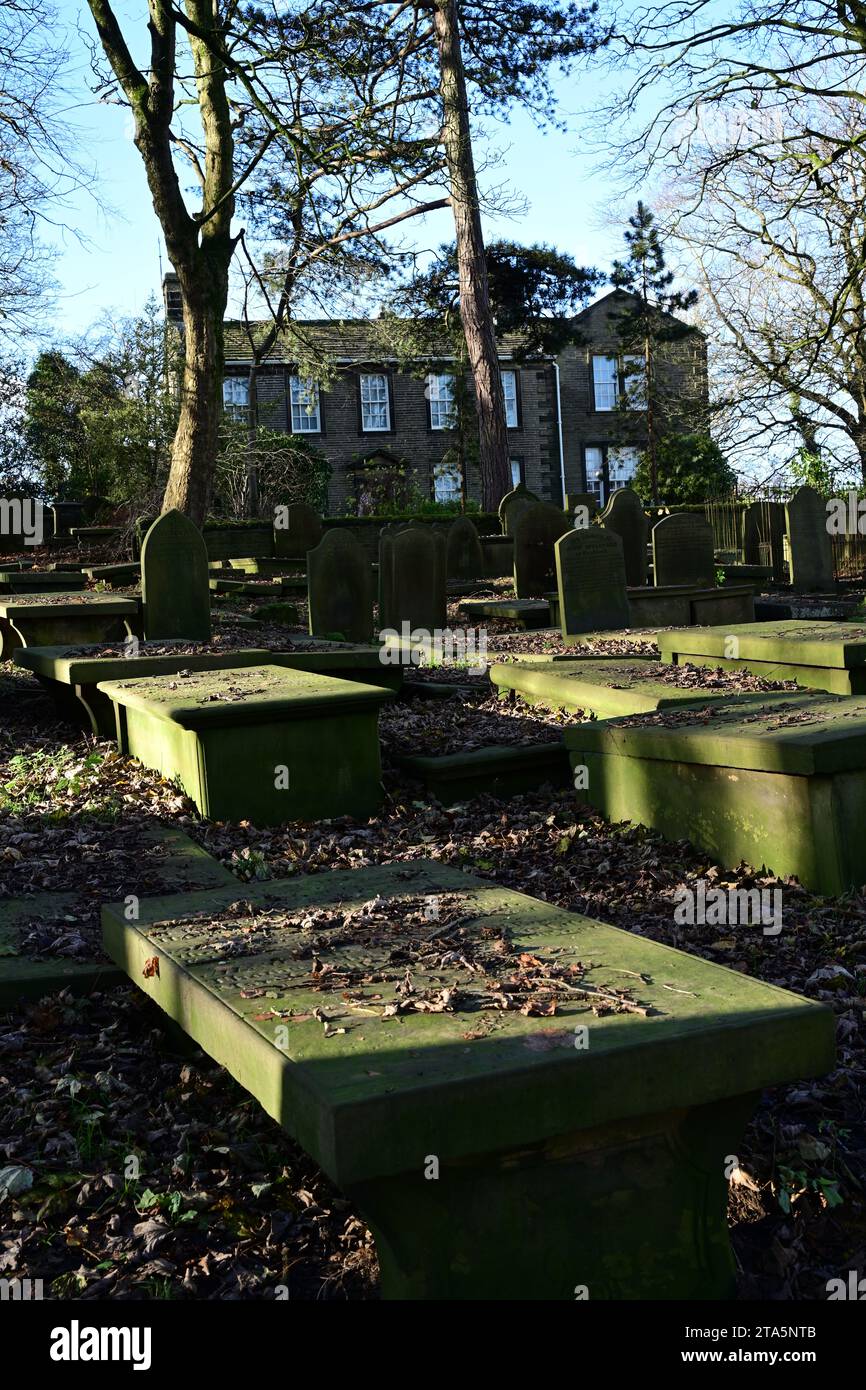 Haworth Parsonage und Friedhof in Herbstfarben, West Yorkshire Stockfoto