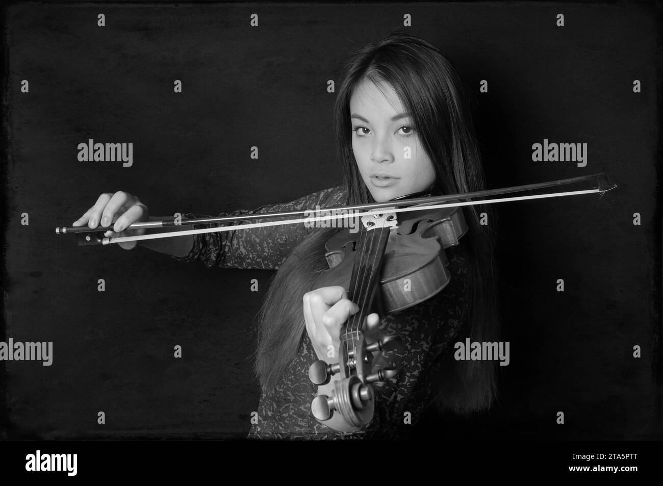 junge asiatische Frau spielen Violine Stockfoto
