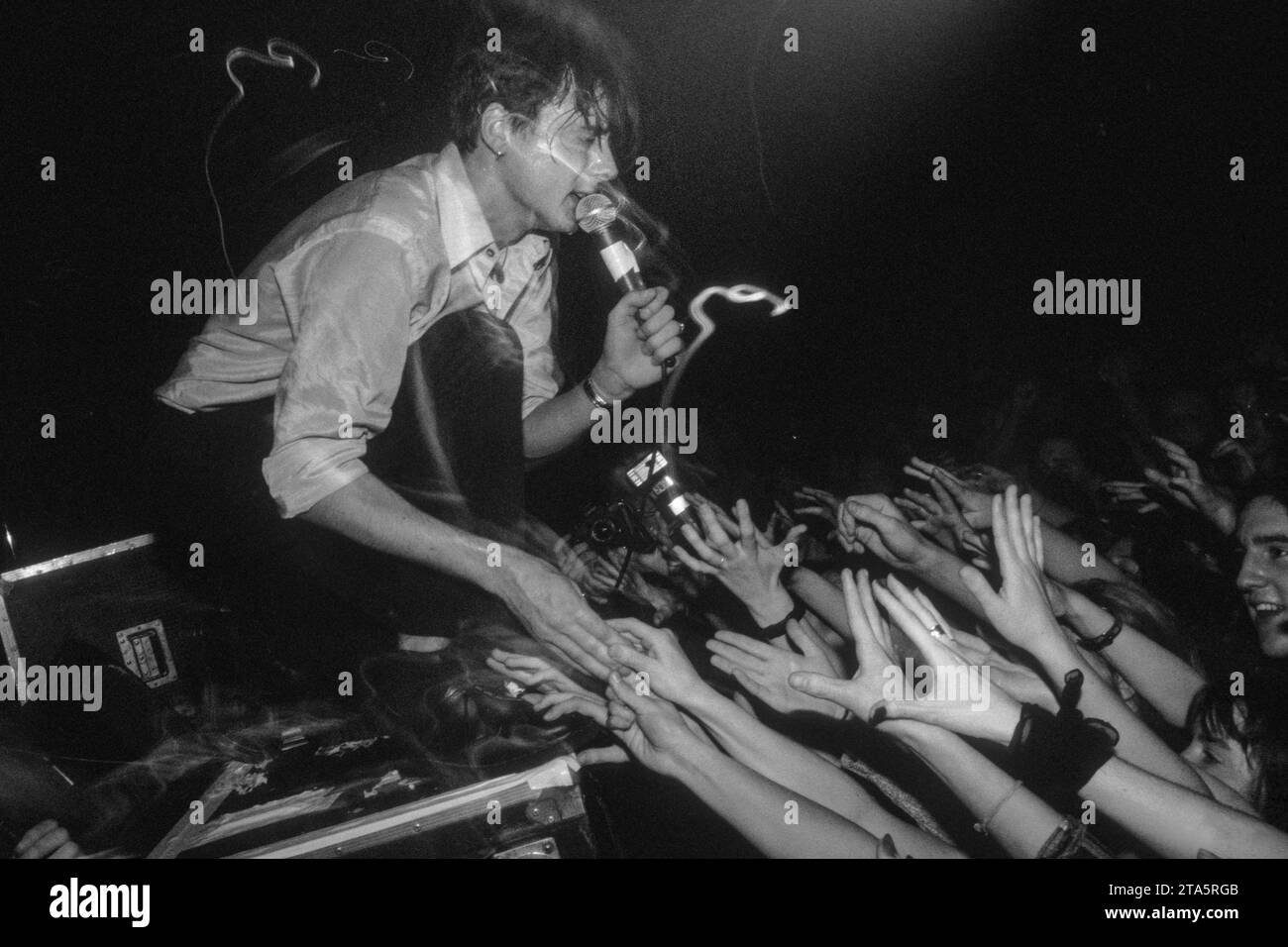 BRETT ANDERSON, WILDLEDERBAND, 1994: Brett Anderson von Suede auf der Dog man Star UK Tour am 20. Dezember 1994 im Newport Centre in Wales. Dies war eine der ersten Live-Auftritte, die Suede mit ihrem neuen Gitarristen Richard Oakes gab. Foto: Rob Watkins Stockfoto