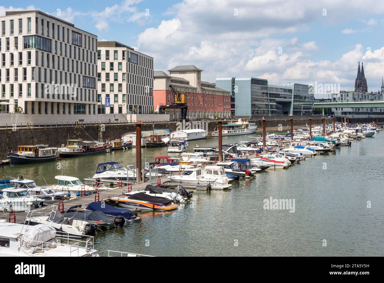 Köln, Deutschland - 11. Juni 2022: Straßenblick von Köln am Tag mit Büros und Rheinhafen mit Booten in Köln, Nordrhein-Westfalen, Deutschland. Stockfoto