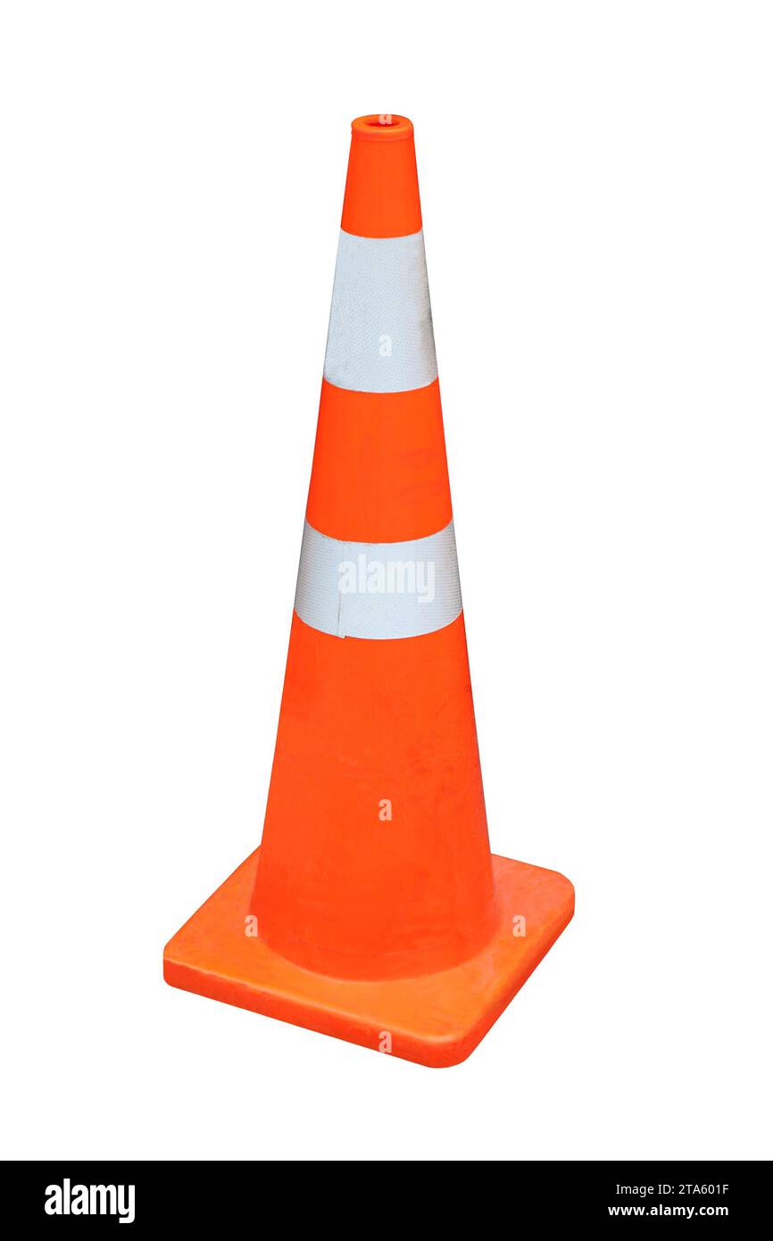 Ein hellorangefarbener Verkehrskegel, isoliert auf weiß. Stockfoto