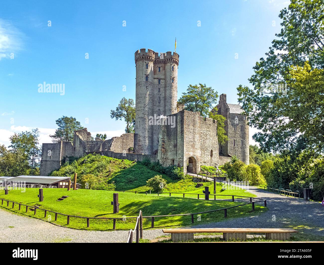 Das mittelalterliche Schloss Kasselburg (12. Jahrhundert) bei der Ortschaft Pelm im Landkreis Vulkaneifel in Rheinland-Pfalz. Stockfoto