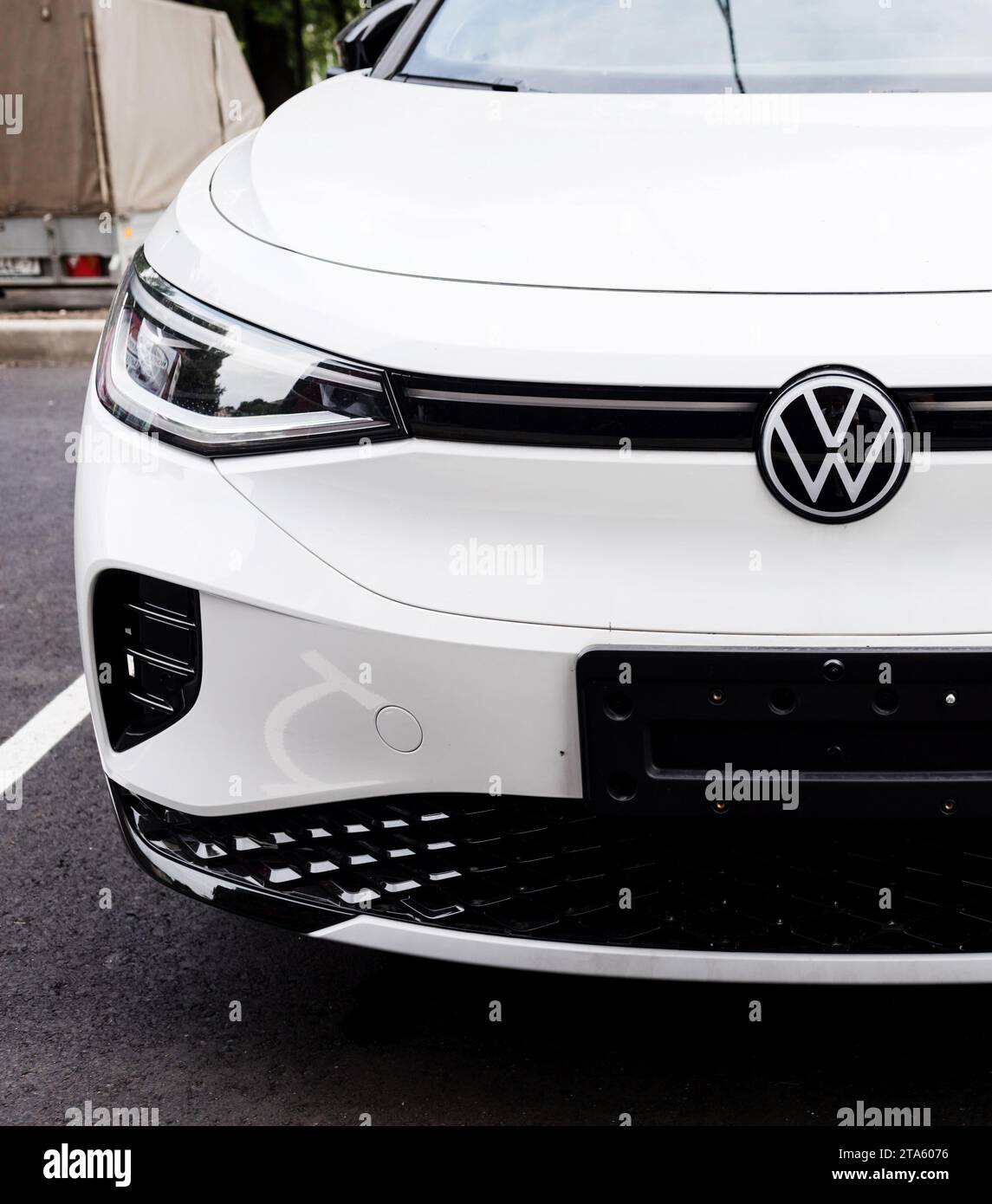 Minsk, Weißrussland, 29. November 2023 - Frontscheinwerfer Volkswagen ID.4 Elektroauto auf Parkplatz Stockfoto