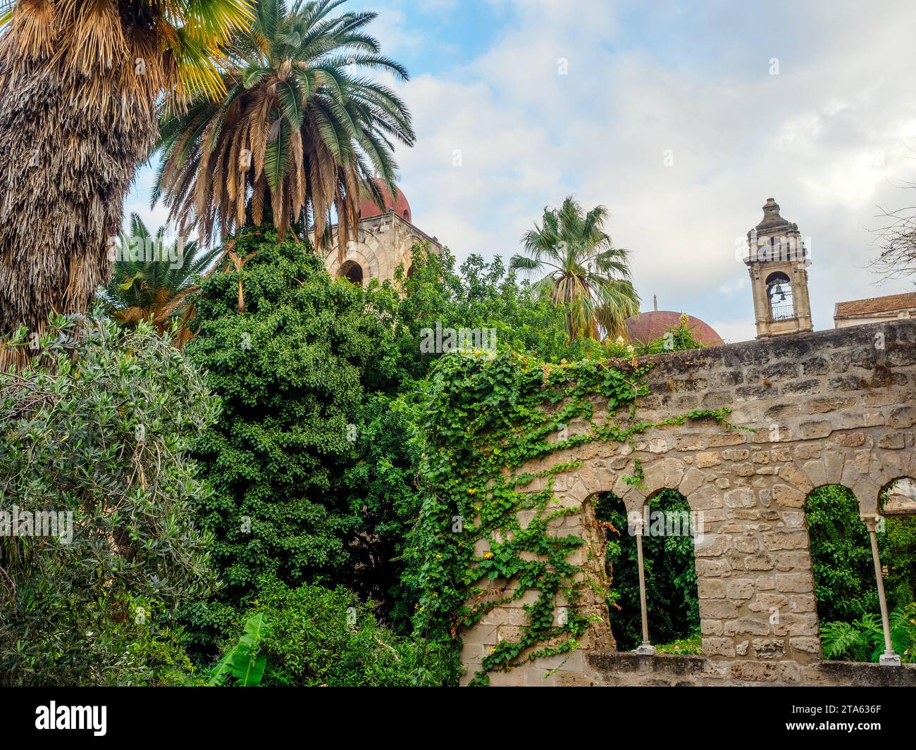 Kreuzgang von San Giovanni degli Eremiti (St. Johannes der Eremiten) , eine alte ehemalige Klosterkirche im arabisch-normannischen und romanischen Stil - Palermo, Italien Stockfoto