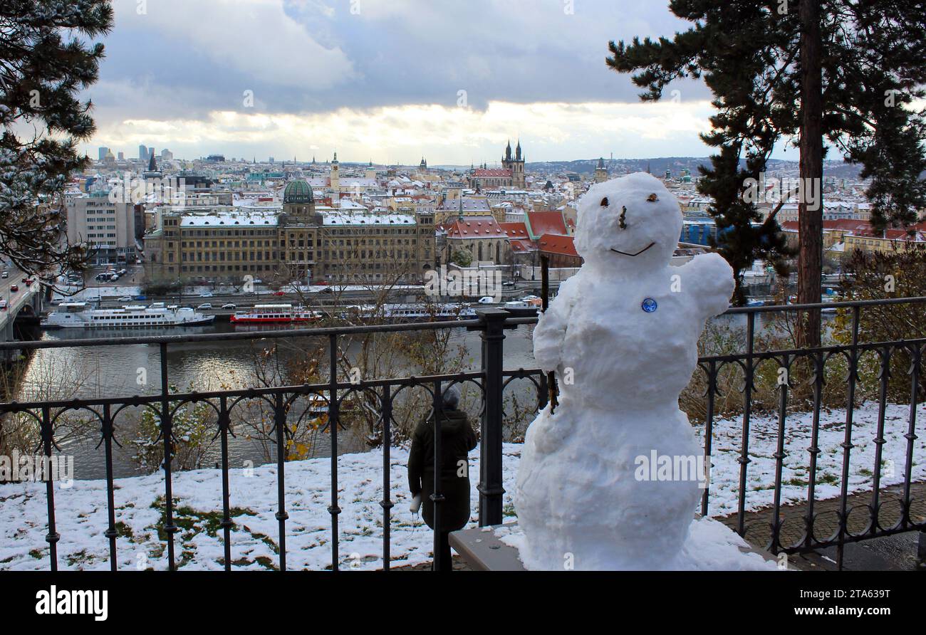 Ein Schneemann am Ufer der Moldau in Prag, Tschechien, 26. November