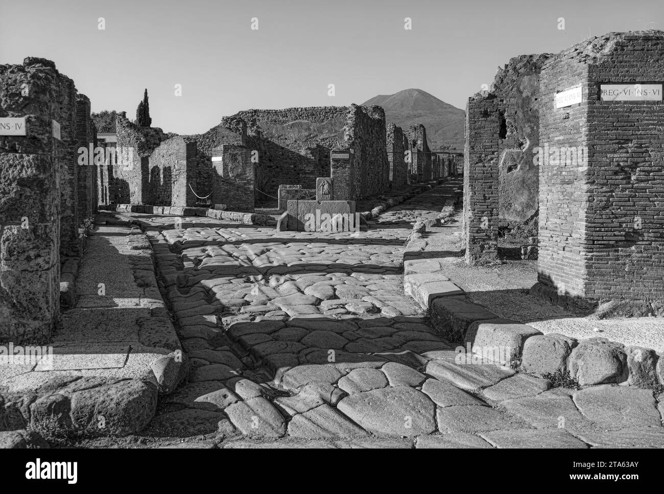 Archäologischer Park Pompeji, Blick auf die Via delle Terme, Region V-VI Alte Architektur, Pompeji Cross-Roads. Stockfoto