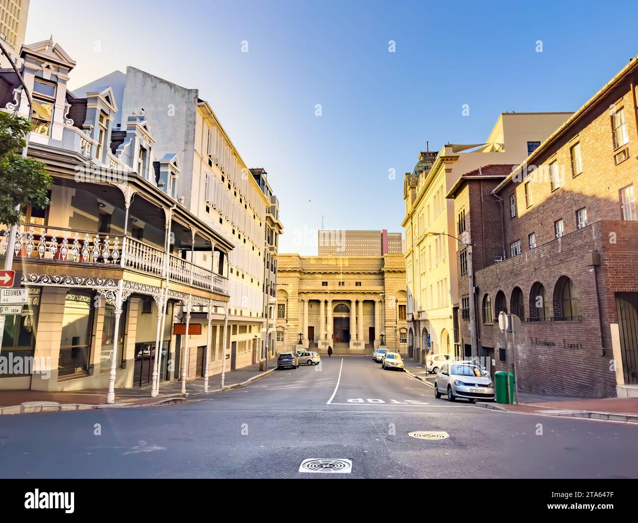 Kapstadt, Südafrika - 8. November 2023: Straßenblick auf die Gebäude im zentralen Geschäftsviertel der Stadt Stockfoto