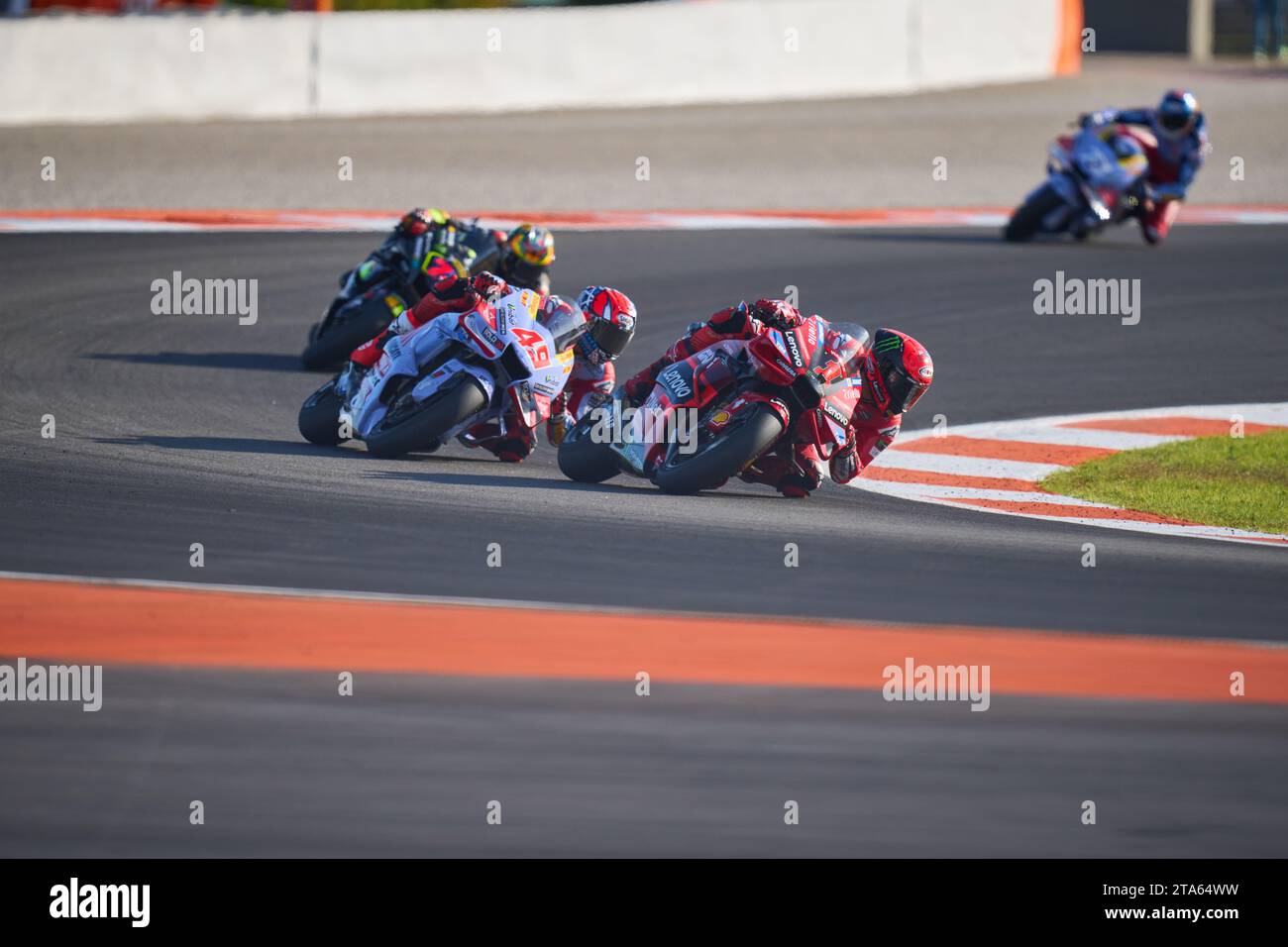 Francesco Bagnaia aus Italien und Ducati Lenovo Team (Front) und Fabio Di Giannantonio aus Italien und Gresini Racing MotoGP (hinten) während der Quali-Fahrt Stockfoto