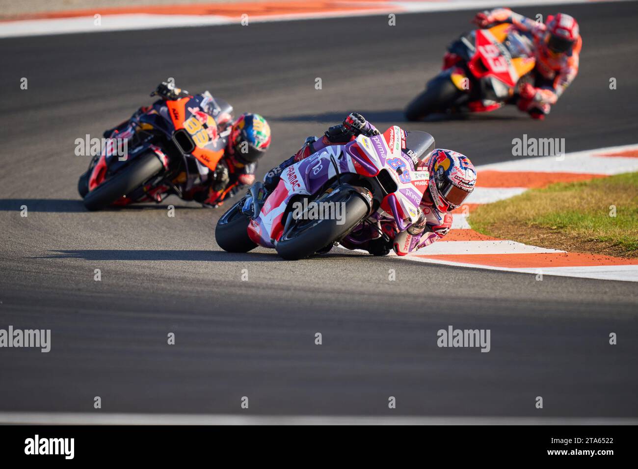 Jorge Martin aus Spanien und Prima Pramac Racing (vorne) und Brad Binder aus Südafrika und Red Bull KTM Factory Racing (hinten) fahren während der Qualif Stockfoto