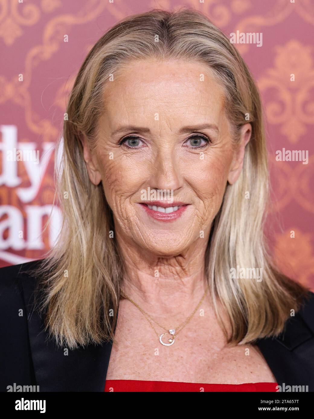 WESTWOOD, LOS ANGELES, KALIFORNIEN, USA - 28. NOVEMBER: Die Leiterin der Amazon MGM Studios, Jennifer Salke, kommt zur Weltpremiere von Amazon Prime Video's 'Candy Cane Lane', die am 28. November 2023 im Regency Village Theatre in Westwood, Los Angeles, Kalifornien, USA stattfindet. (Foto: Xavier Collin/Image Press Agency) Stockfoto