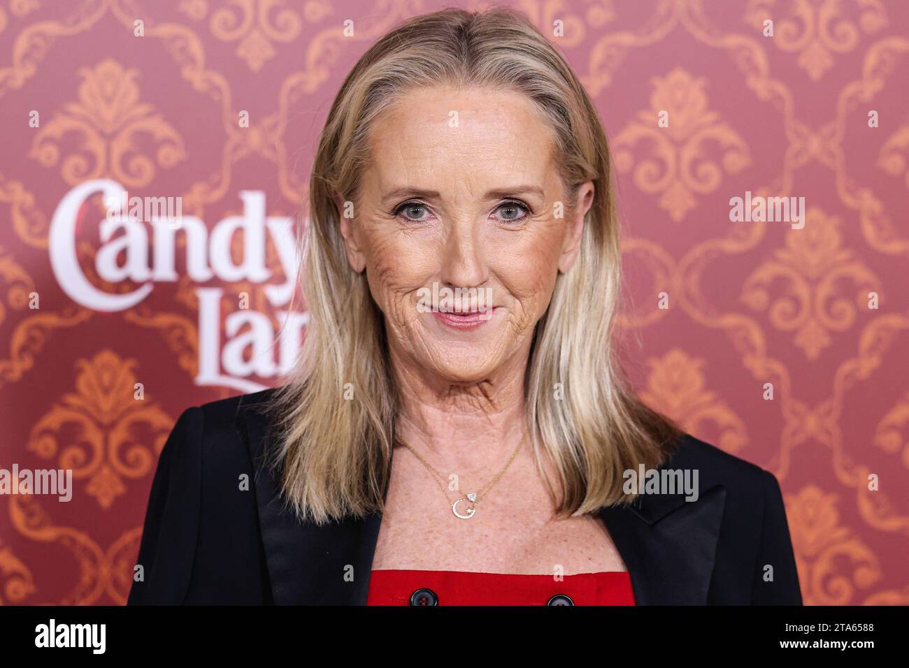 Westwood, Usa. November 2023. WESTWOOD, LOS ANGELES, KALIFORNIEN, USA - 28. NOVEMBER: Die Leiterin der Amazon MGM Studios, Jennifer Salke, kommt zur Weltpremiere von Amazon Prime Video's 'Candy Cane Lane', die am 28. November 2023 im Regency Village Theatre in Westwood, Los Angeles, Kalifornien, USA stattfindet. (Foto: Xavier Collin/Image Press Agency) Credit: Image Press Agency/Alamy Live News Stockfoto