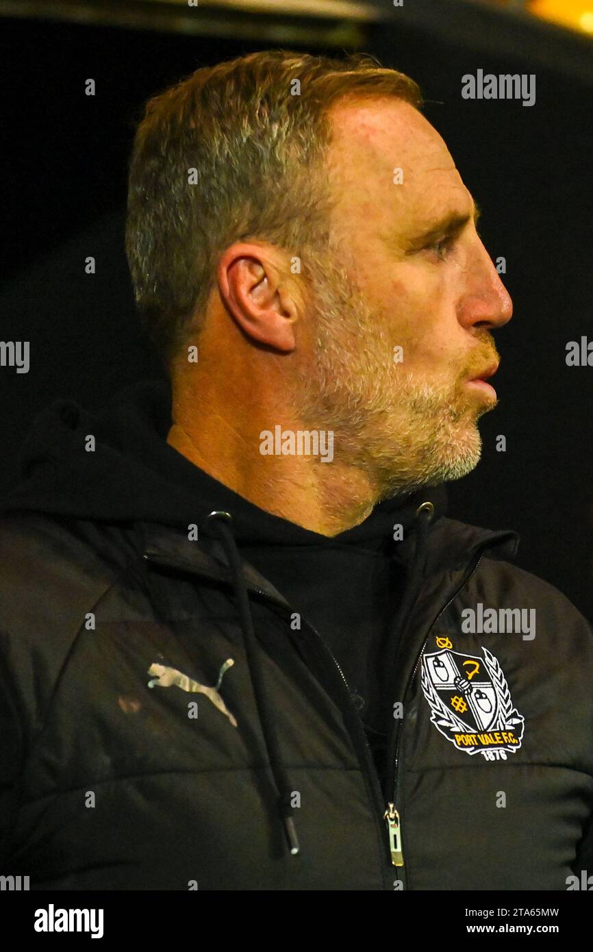 Burslem, Großbritannien, 28. November 2023. Andy Crosby, Manager von Port Vale, wurde 1-0 vor der Heimniederlage gegen Derby County vorgestellt Stockfoto