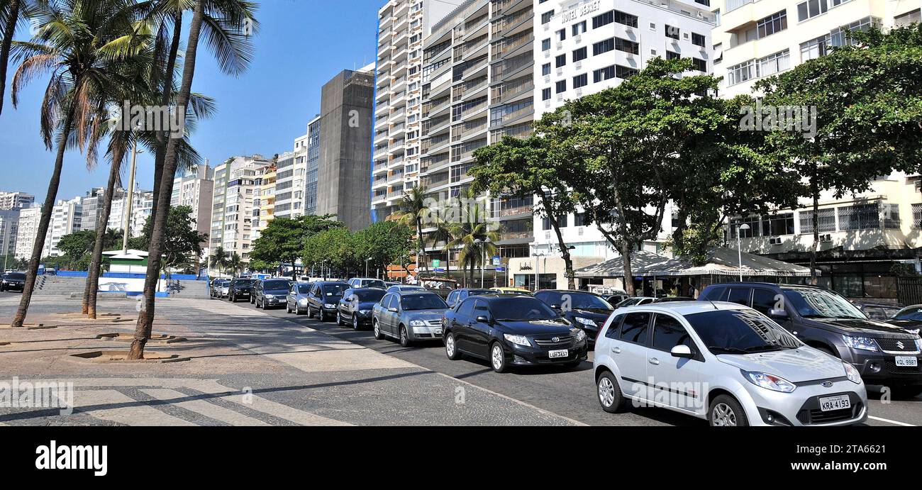 Verkehr auf Atlantica Avenue Copacabana Rio de Janeiro Brasilien Stockfoto