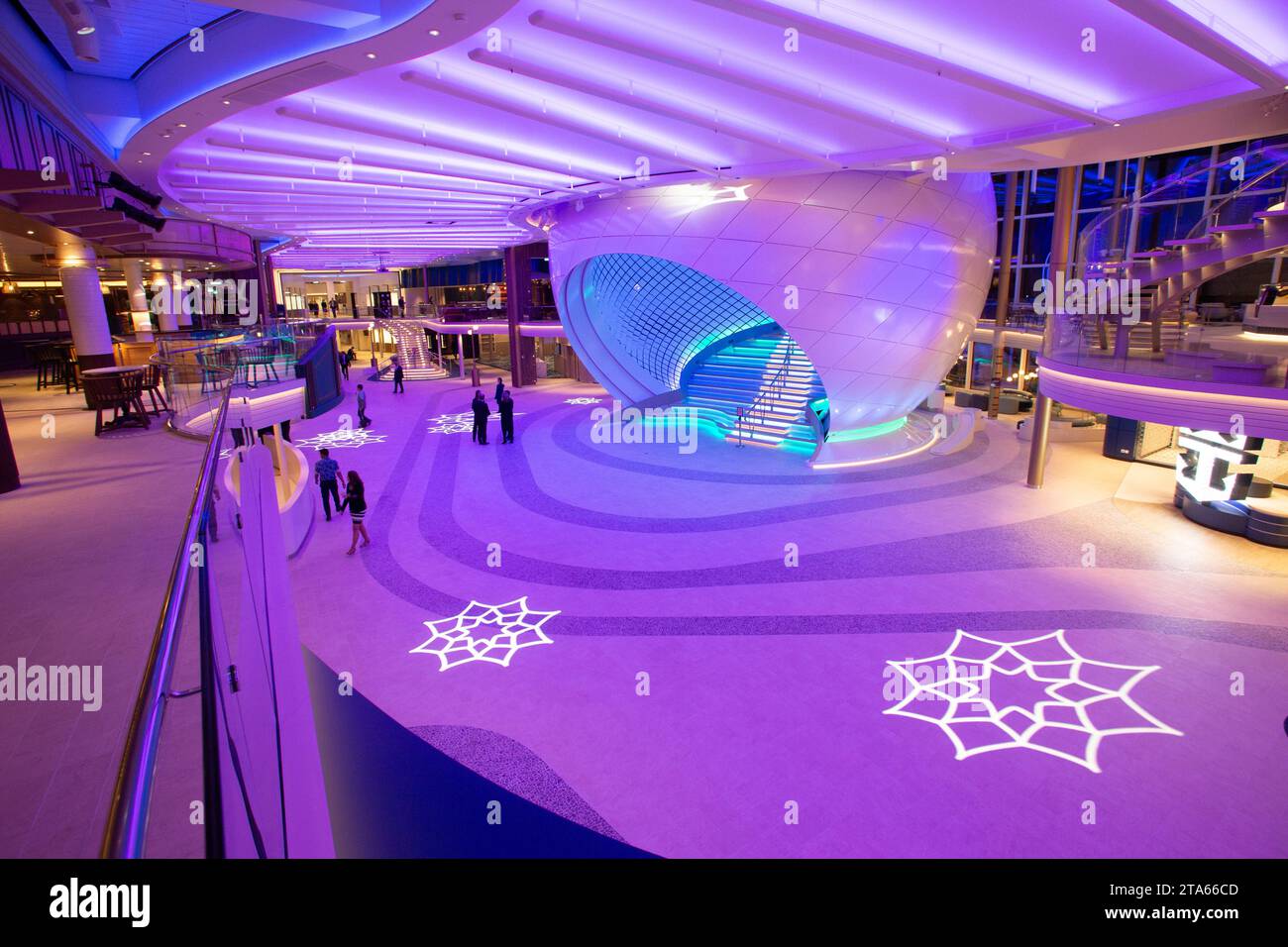 Icon of the Seas, das größte Kreuzfahrtschiff der Welt im Besitz von Royal Caribbean, steht kurz vor der Fertigstellung in einer Werft in Turku, Finnland Stockfoto