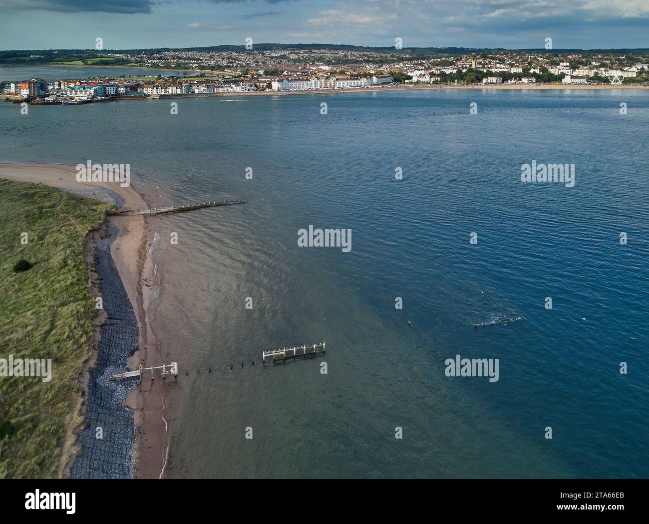 Aus der Vogelperspektive auf die Mündung des Flusses exe, Blick in Richtung Exmouth, und von oben gesehen Dawlish Warren, Devon, Großbritannien. Stockfoto
