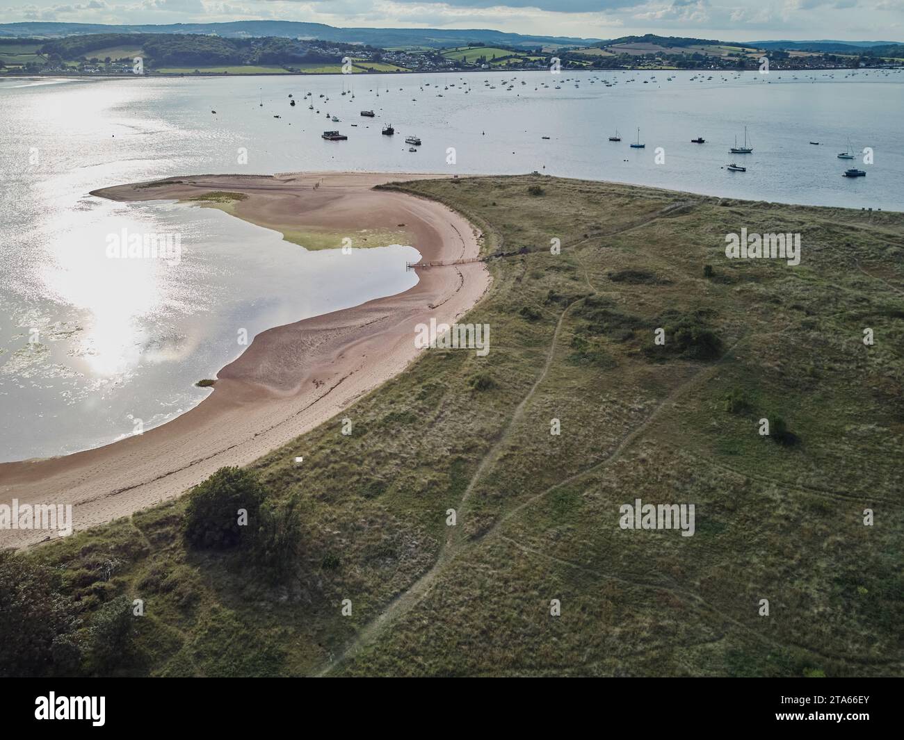 Aus der Vogelperspektive auf die Mündung des Flusses exe, Blick in Richtung Exmouth, und von oben gesehen Dawlish Warren, Devon, Großbritannien. Stockfoto