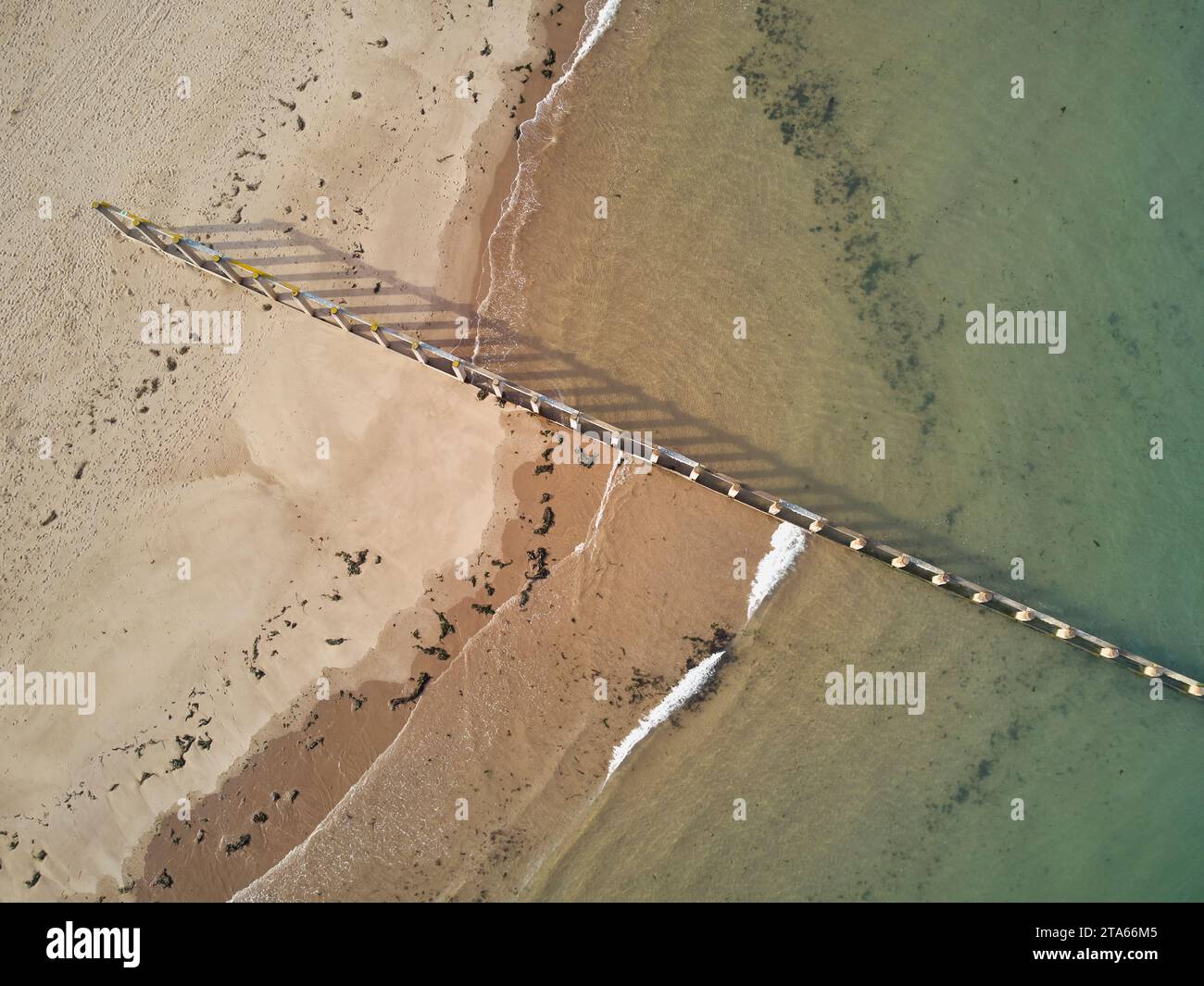 Ein Blick aus der Vogelperspektive auf den Strand und einen Groyne bei Dawlish Warren, nahe Dawlish Devon, Großbritannien. Stockfoto