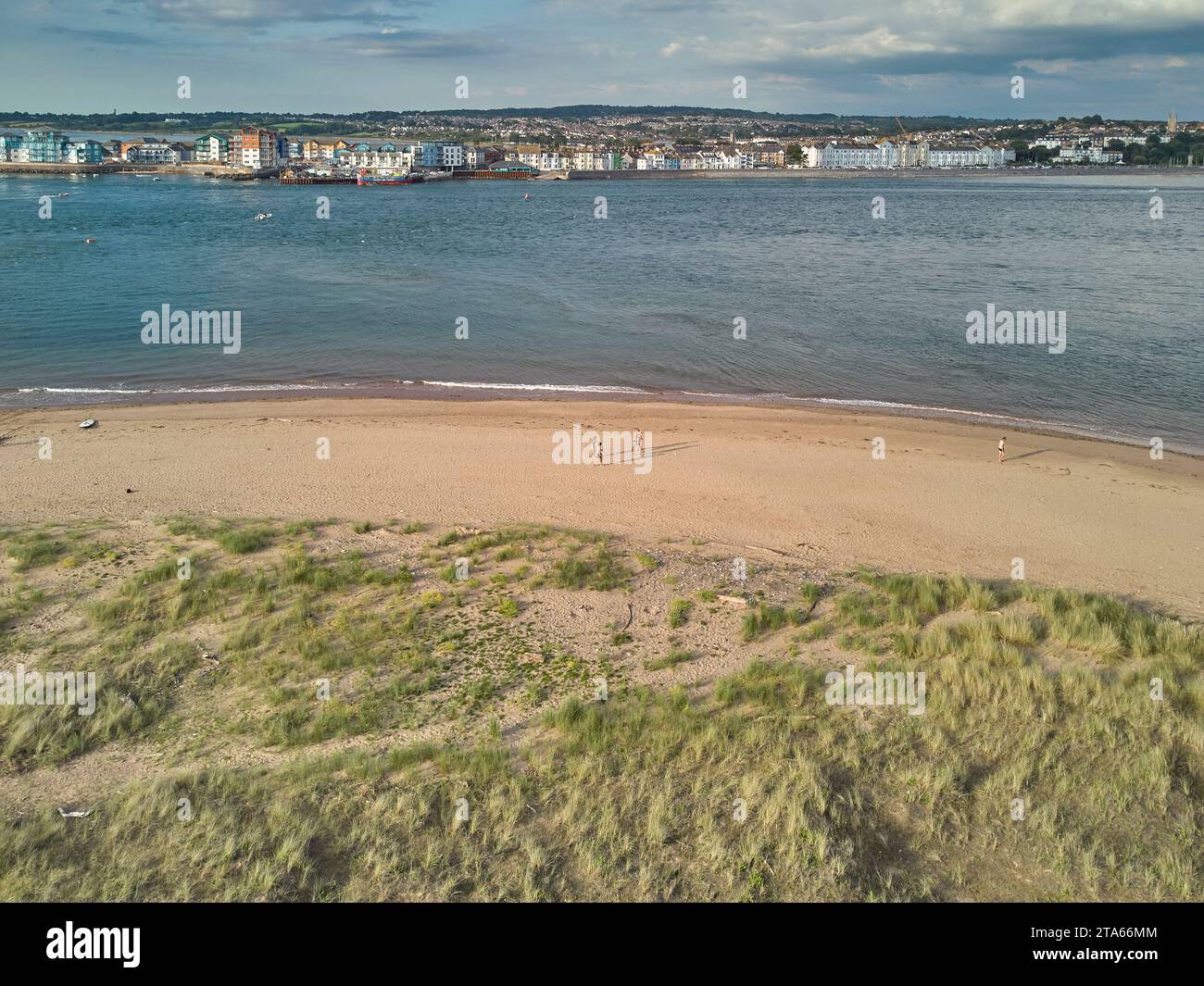 Aus der Vogelperspektive auf die Mündung des Flusses exe, Blick in Richtung Exmouth, und von oben gesehen Dawlish Warren, Devon, Großbritannien. Stockfoto