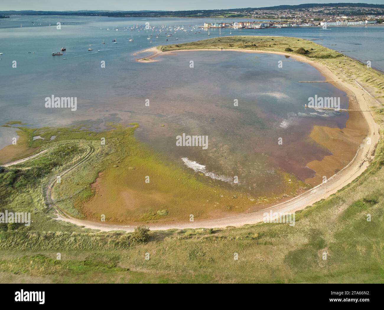 Aus der Vogelperspektive auf die Mündung des Flusses exe, Blick in Richtung Exmouth, und von oben gesehen Dawlish Warren, Devon, Großbritannien. Stockfoto