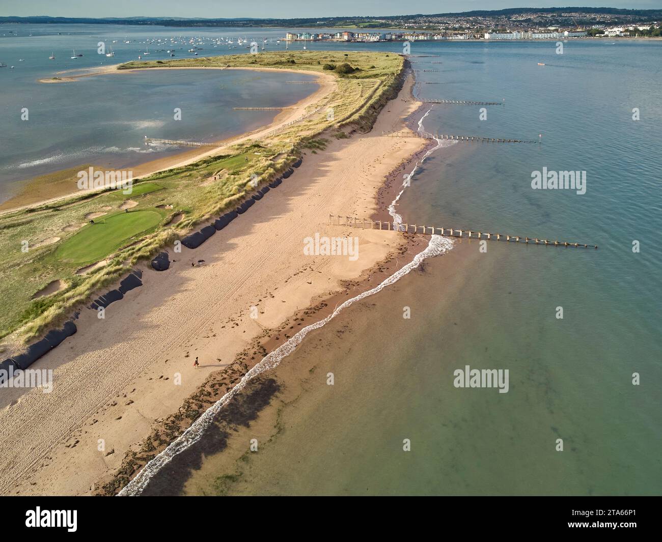 Aus der Vogelperspektive auf die Mündung des Flusses exe, Blick in Richtung Exmouth, und von oben gesehen Dawlish Warren, Devon, Großbritannien. Stockfoto