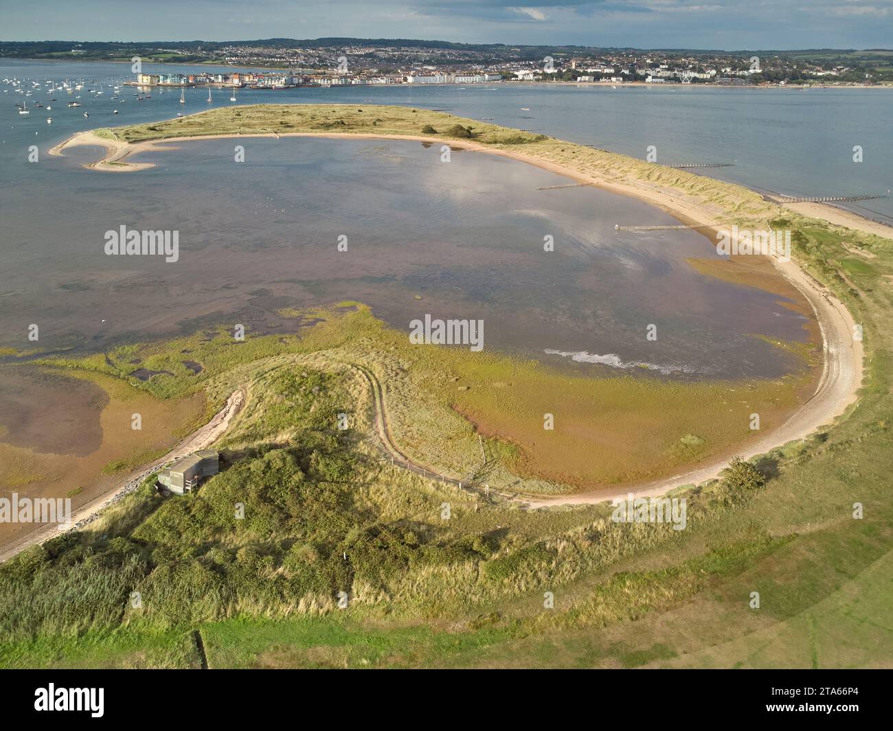 Aus der Vogelperspektive auf die Mündung des Flusses exe, Blick in Richtung Exmouth, und von oben gesehen Dawlish Warren, Devon, Großbritannien. Stockfoto